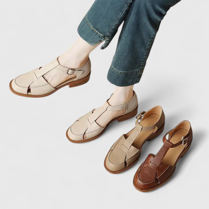 Lot de sandales bébé beige et marron, brides à boucle et semelles en bois.