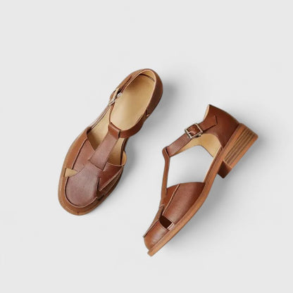 Sandales bébé marron à découpes latérales, brides avec boucle, semelles en bois.