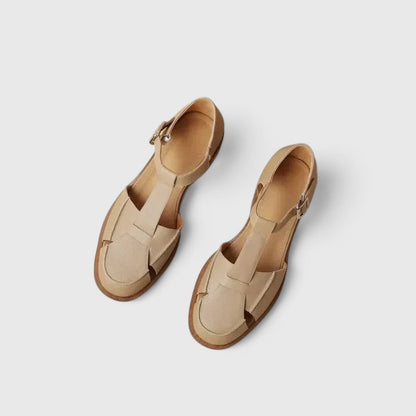 Sandales bébé beige, brides à boucle et découpes latérales, semelle épaisse en bois.