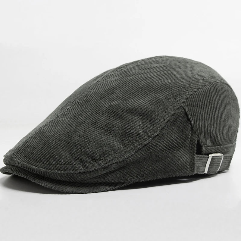 Casquette plate en velours côtelé vert kaki, avec sangle réglable et boucle métallique.