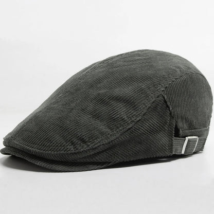 Casquette plate en velours côtelé vert kaki, avec sangle réglable et boucle métallique.