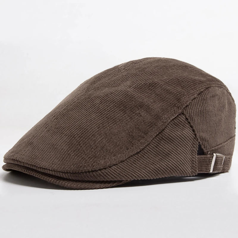 Casquette plate en velours côtelé brun, avec sangle réglable et boucle métallique.