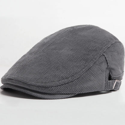 Casquette plate en velours côtelé gris, avec sangle réglable et boucle métallique.
