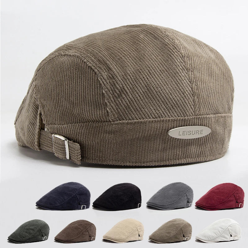 Casquette en velours côtelé marron, étiquette « LEISURE » et sangle arrière