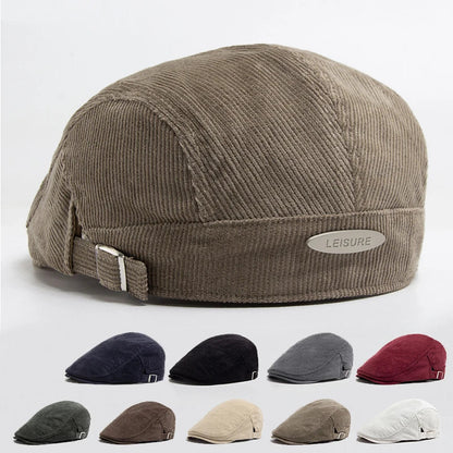 Casquette en velours côtelé marron, étiquette « LEISURE » et sangle arrière