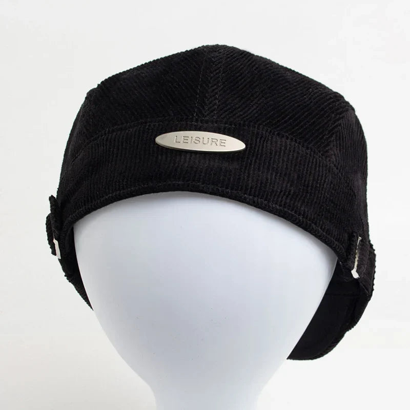 Casquette en velours côtelé noire, étiquette ovale « LEISURE » et attaches