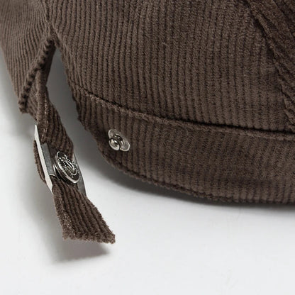 Casquette en velours côtelé brun, patte de fermeture et bouton-pression