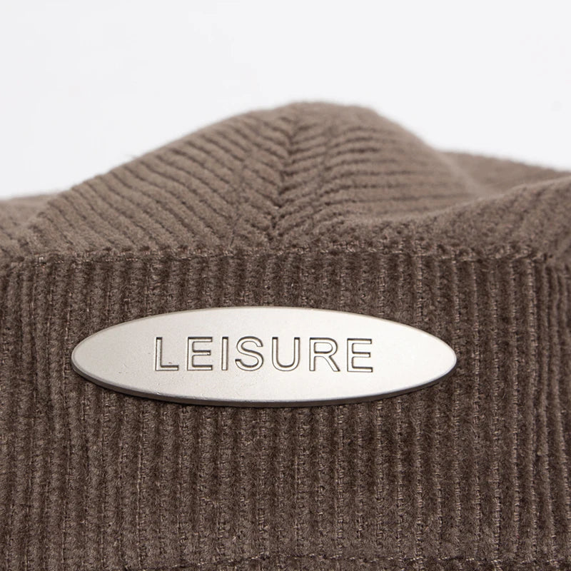 Casquette en velours côtelé gris-brun, badge « LEISURE » au centre