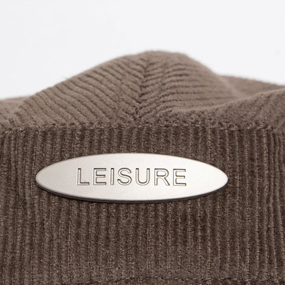 Casquette en velours côtelé gris-brun, badge « LEISURE » au centre