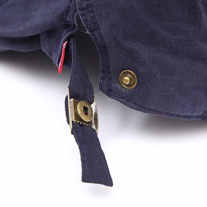 Casquette vintage Bloom™ bleu marine : gros plan sur sangle et boucle métallique dorée