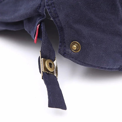 Casquette vintage Bloom™ bleu marine : gros plan sur sangle et boucle métallique dorée