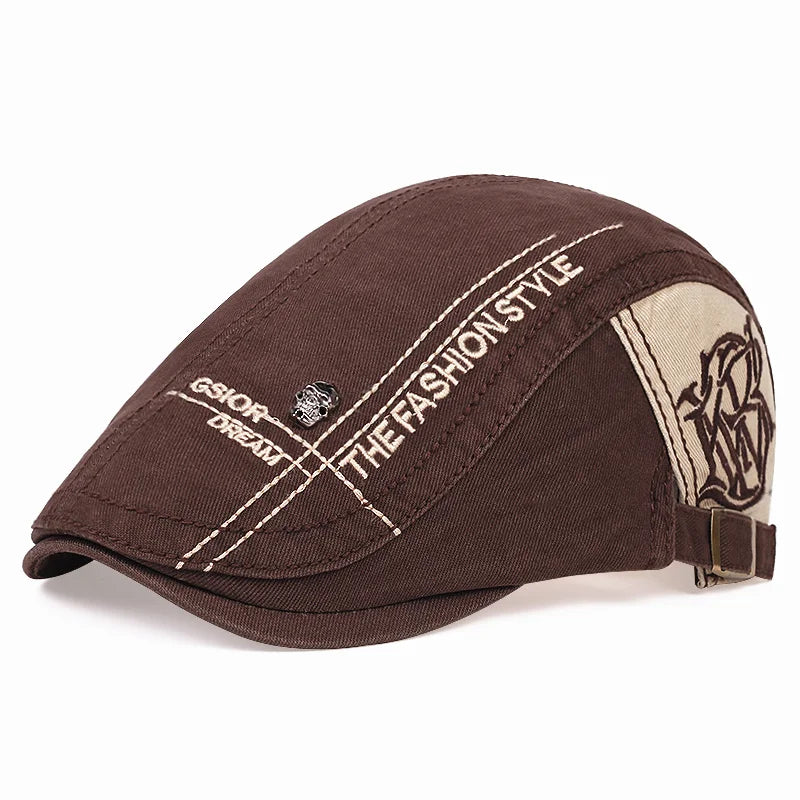 Casquette d'été Bloom™ marron avec inscriptions décoratives et sangle ajustable.
