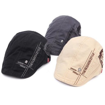 Paire de casquettes d’été Bloom™ : une noire et une beige, vues en biais.