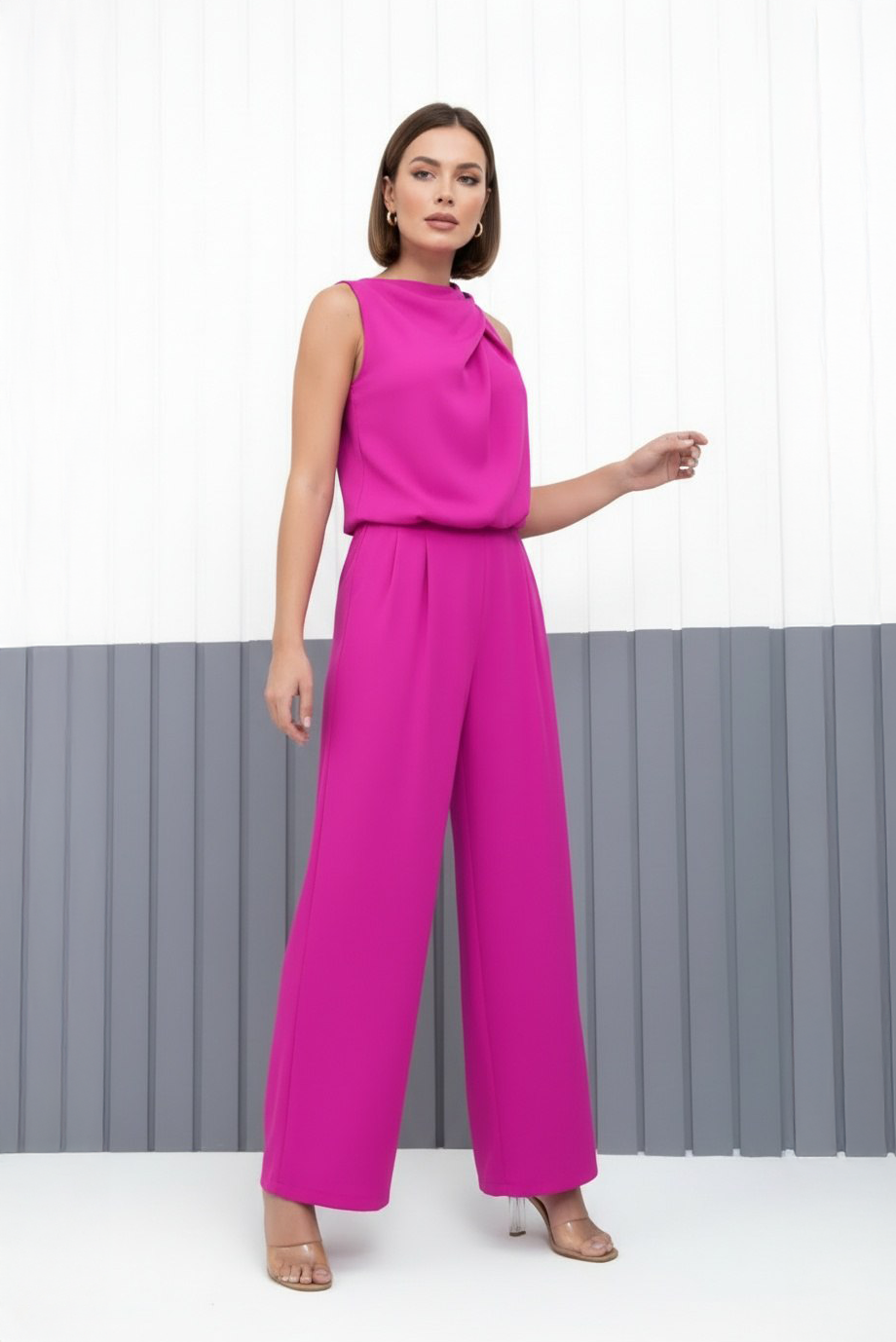 Combinaison sans manches fuchsia, haut à drapé et pantalon évasé.