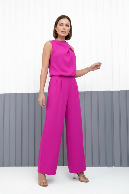Combinaison sans manches fuchsia, haut à drapé et pantalon évasé.