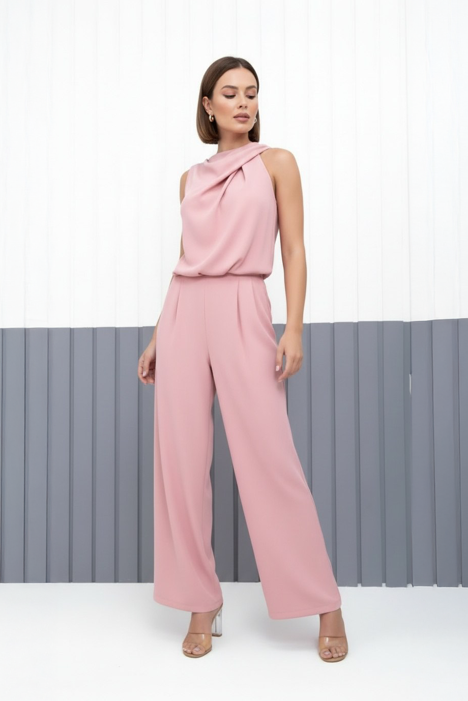 Combinaison sans manches rose pâle, col drapé et pantalon long ample.