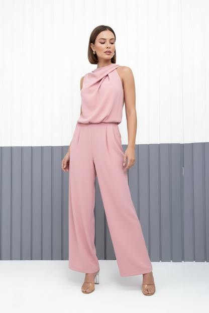 Combinaison sans manches rose pâle, col drapé et pantalon long ample.