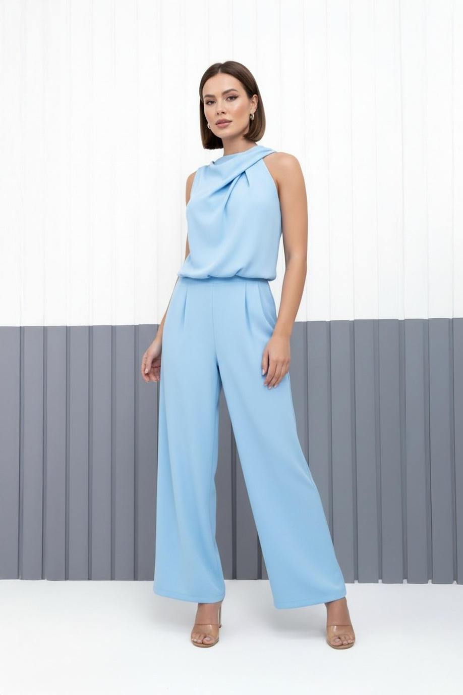 Combinaison sans manches bleu clair, haut drapé croisé et jambe ample.