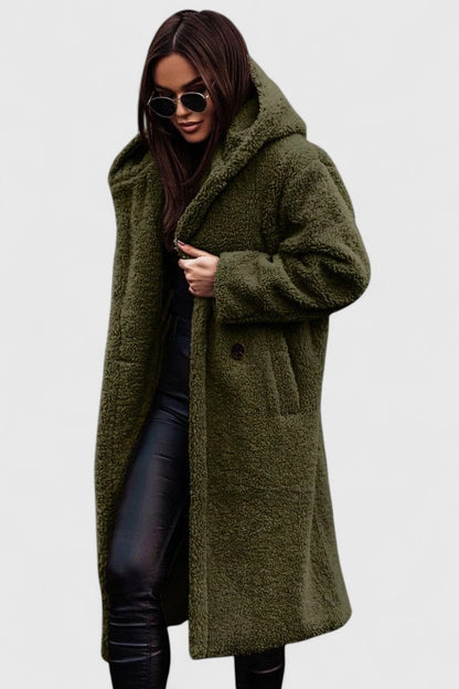 Veste longue en tissu bouclé vert olive, col châle, poches et boutonnage discret.