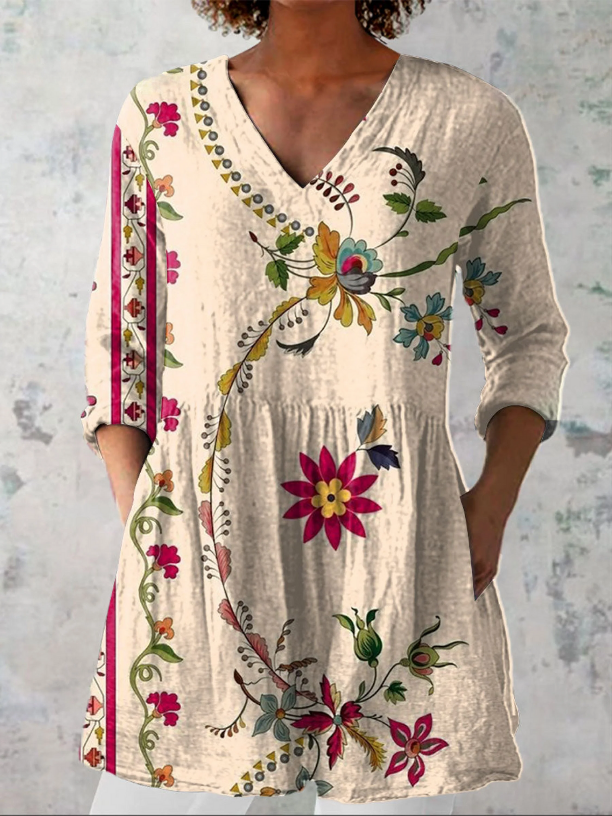 Chemise longue Clara en V beige, manches 3/4, imprimé floral multicolore, col en V