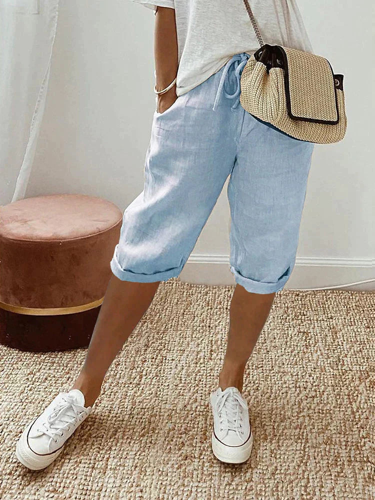 Pantalon 3/4 en lin coton bleu clair, taille à cordon, poches, jambes retroussées