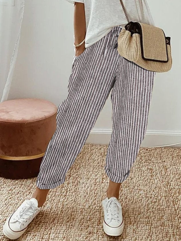Pantalon fluide rayé gris et blanc, taille élastique, jambes amples aux chevilles