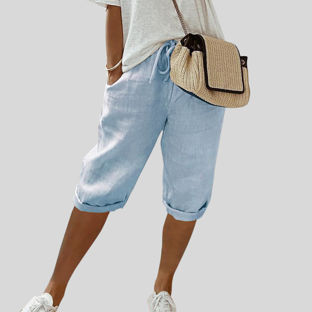 Short fluide bleu clair à taille élastique et cordon, bas retroussé, mi-cuisse