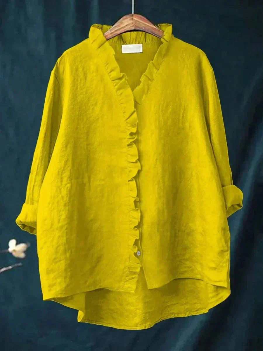 Chemisier en lin jaune, col V, patte boutonnée et volants froncés devant.