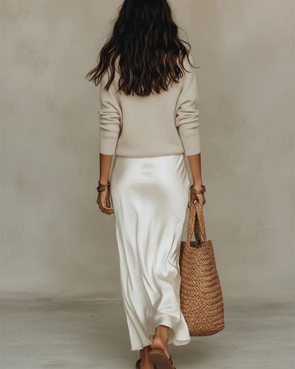 Robe mi-longue satin blanc avec pull inclus, vue de dos, encolure en V