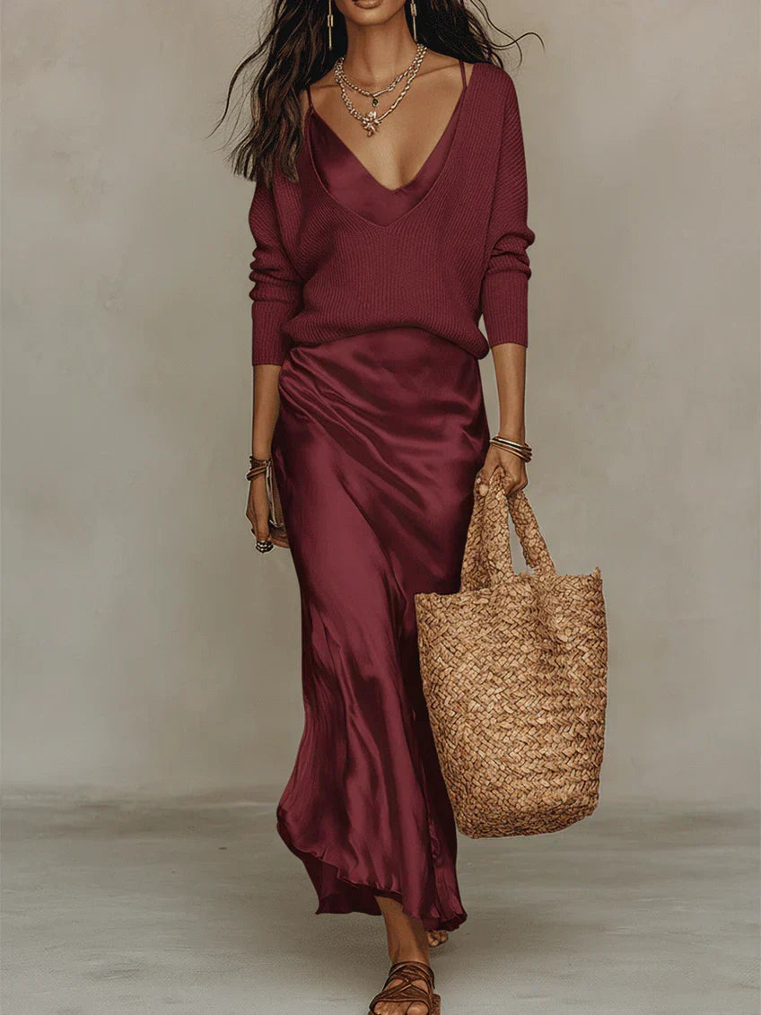 Robe mi-longue en satin bordeaux avec pull à manches longues et encolure V