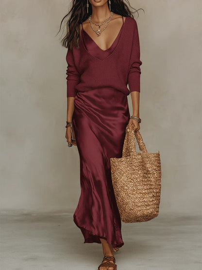 Robe mi-longue en satin bordeaux avec pull à manches longues et encolure V