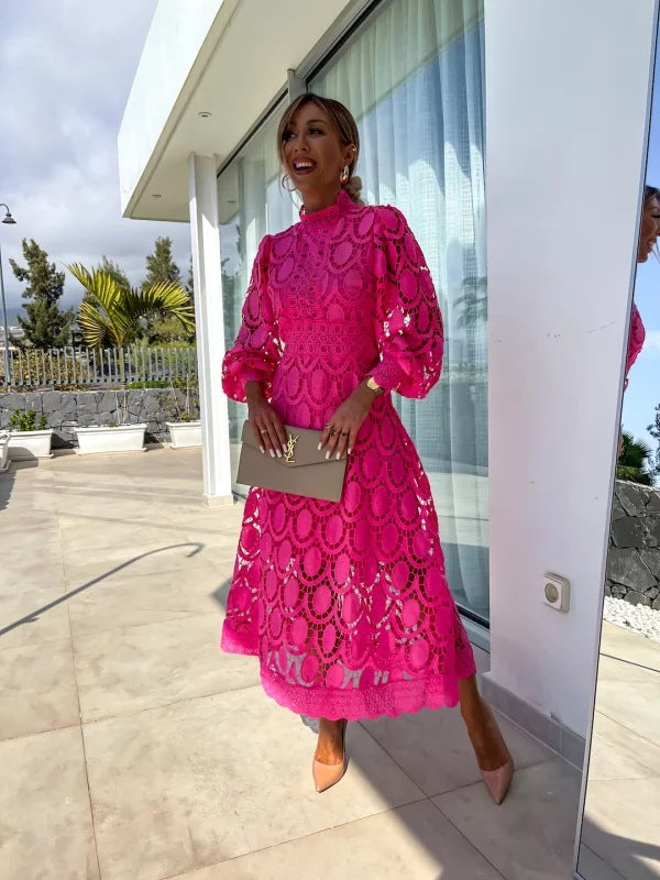 Robe en dentelle romantique rose fuchsia, manches longues et col rond, motif festonné.