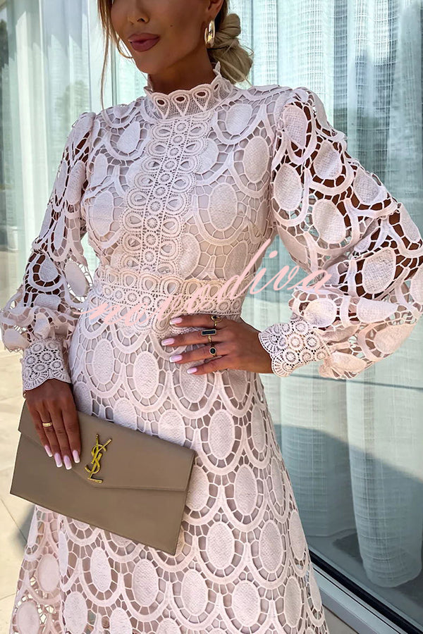Robe en dentelle romantique blanche, gros plan sur le motif au crochet et manches bouffantes.