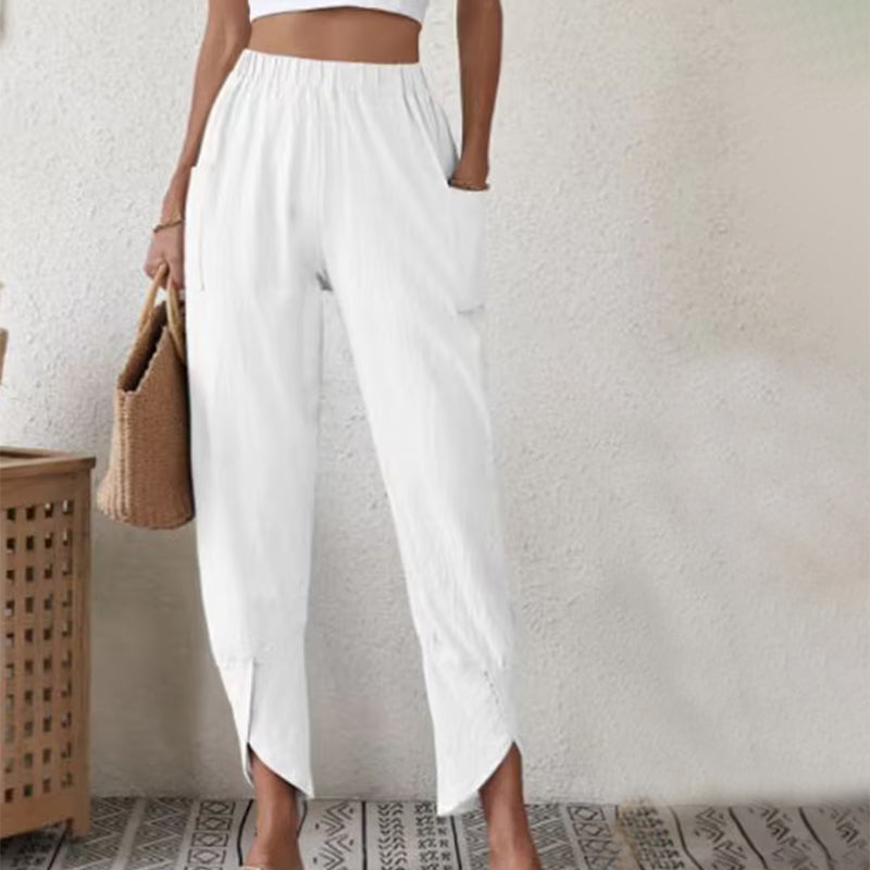 Pantalon fluide blanc à taille élastique, ourlet effiloché sur les bas