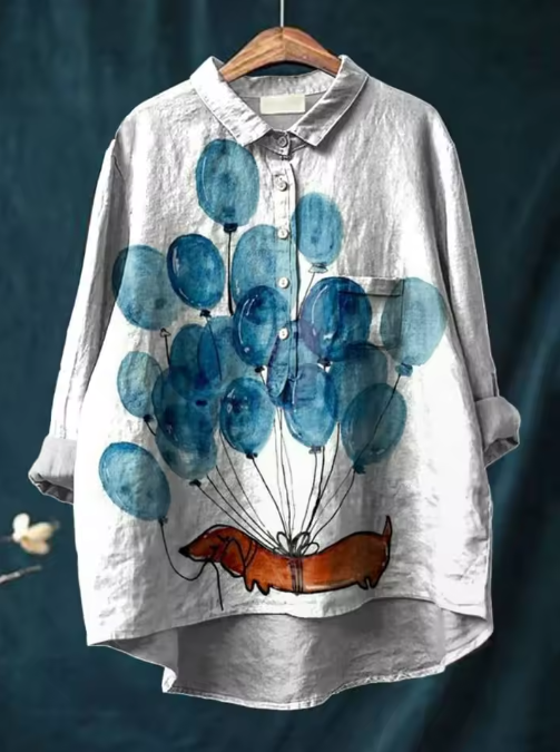 Blouse blanche à manches longues, col boutonné, motif teckel et ballons aquarelle bleus.