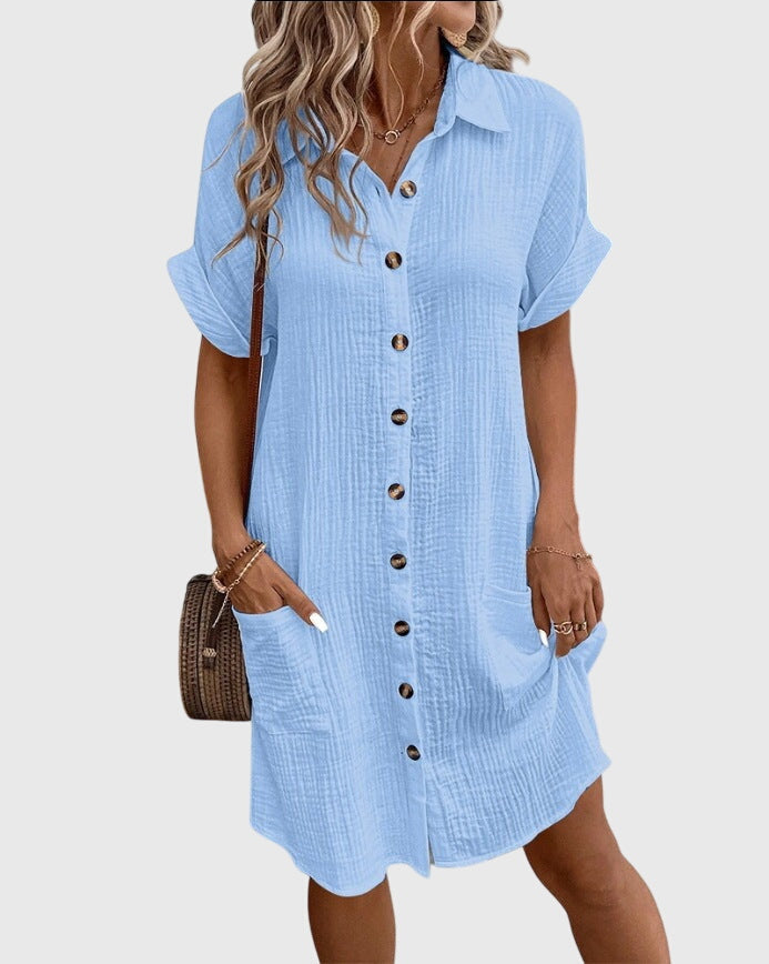 Robe bleu clair à boutons, col chemise, manches courtes et poche latérale