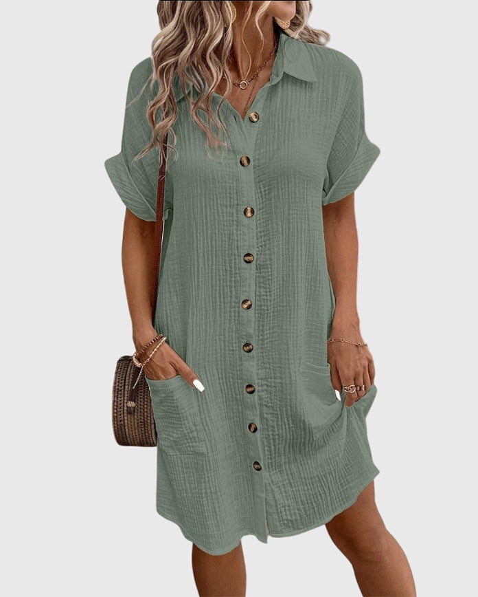 Robe vert sauge boutonnée, col chemise, manches courtes et poches latérales