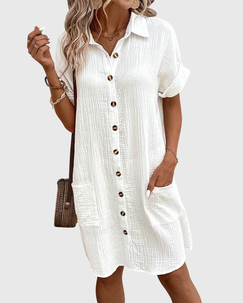 Robe blanche à manches courtes, col chemise, boutons et poches latérales