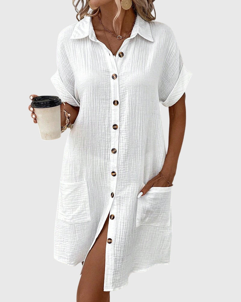 Robe blanche chemise, manches courtes, patte de boutonnage et poche poitrine