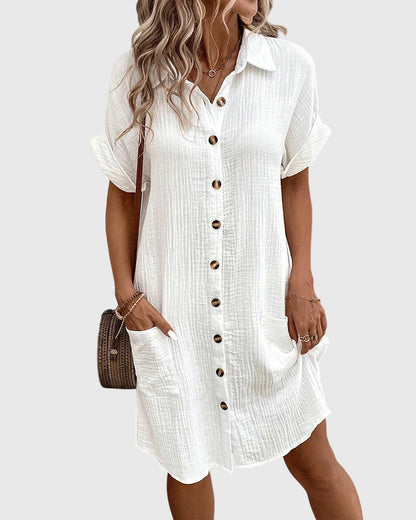 Robe blanche à manches bouffantes, col chemise, boutons ton sur ton et poche