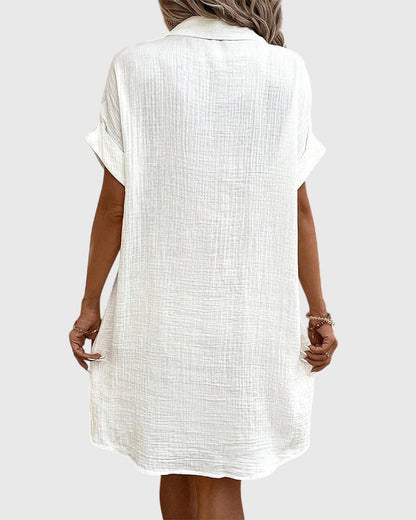 Robe blanche vue de dos, coupe ample, manches courtes et tissu texturé