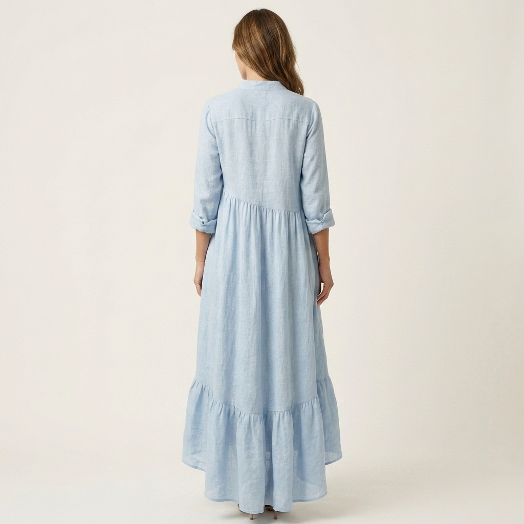 Robe longue bleu clair en lin, col montant et boutons, ourlet volant, dos évasé