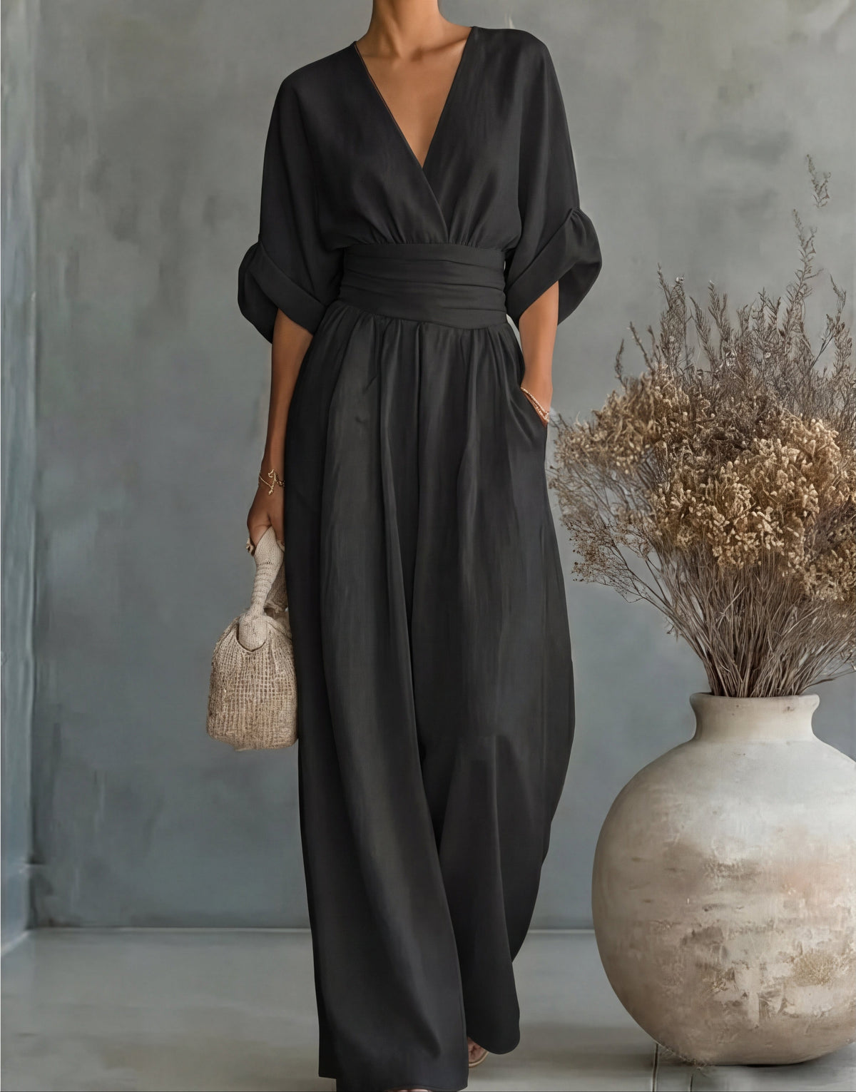 Combinaison noire décolleté V, ceinture, jambes larges, manches larges