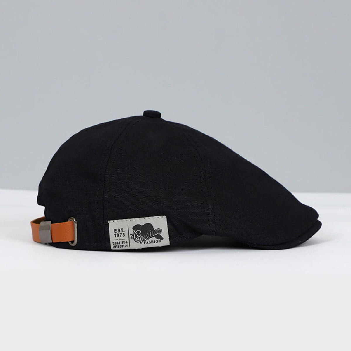 Casquette classique Bloom™ noire avec sangle brun orangé et étiquette centrale.