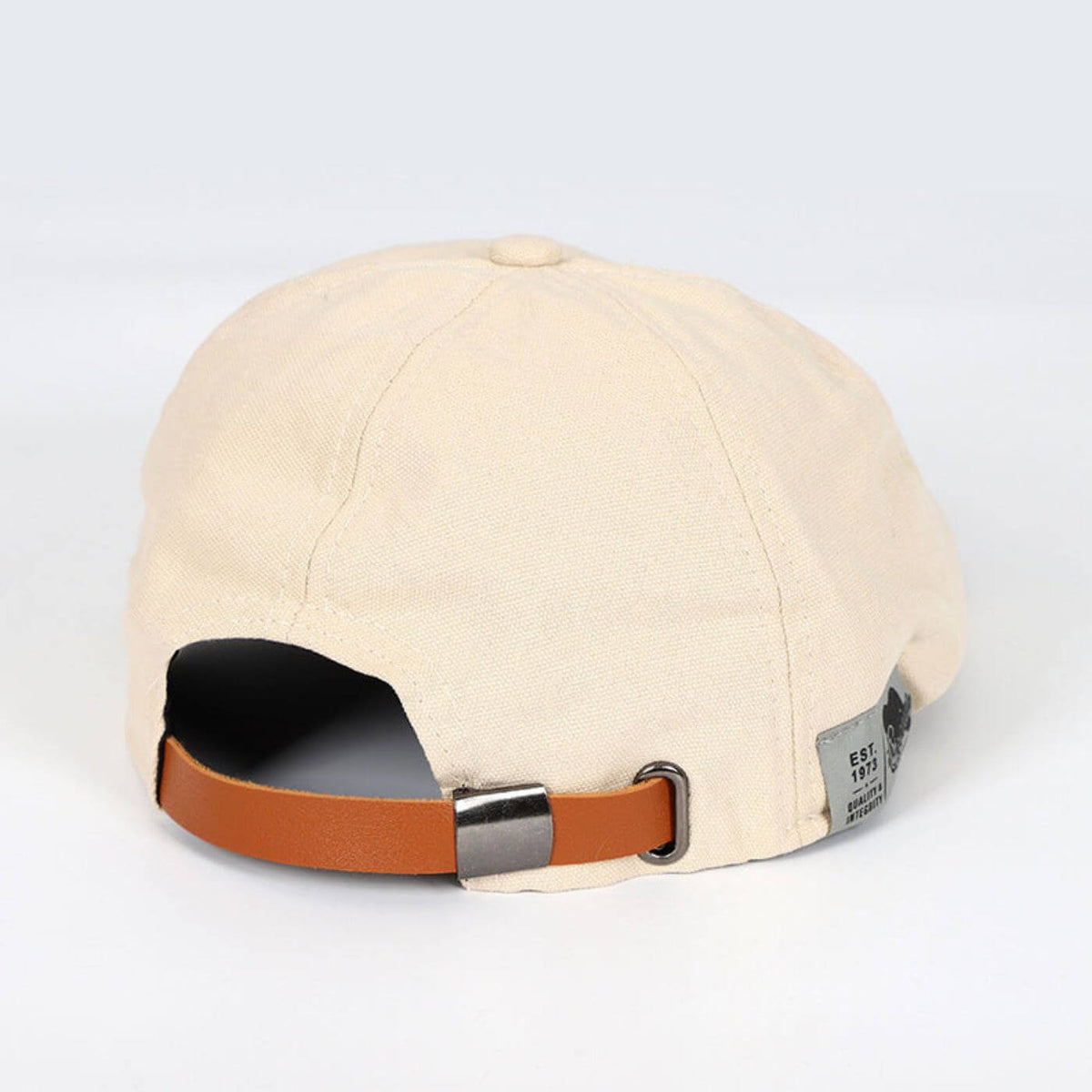 Casquette classique Bloom™ beige avec sangle brun orangé et boucle métallique.