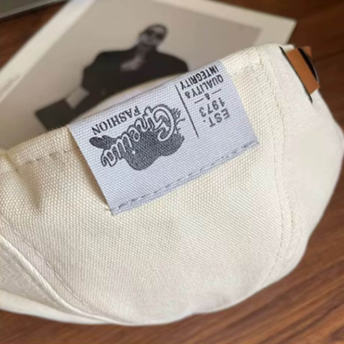 Casquette classique Bloom™ beige, détail de l’étiquette et du tissu sur la calotte.