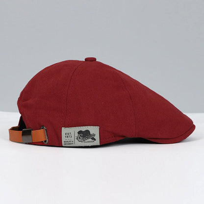 Casquette classique Bloom™ rouge avec sangle brun orangé et étiquette au front.
