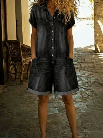 Combinaison short en jean gris foncé, col et manches courtes, fermeture à boutons