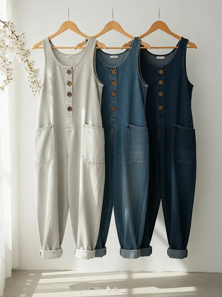 Combinaison sans manches en denim, 3 coloris sur cintres : blanc, bleu et noir.