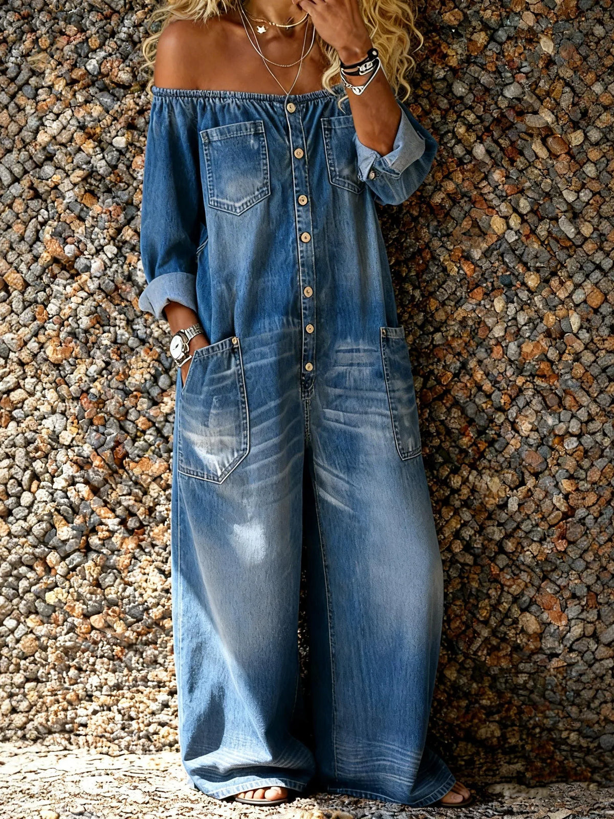 Combinaison-pantalon en jean Noa bleu, encolure Bardot, boutons devant, poches, jambes évasées.